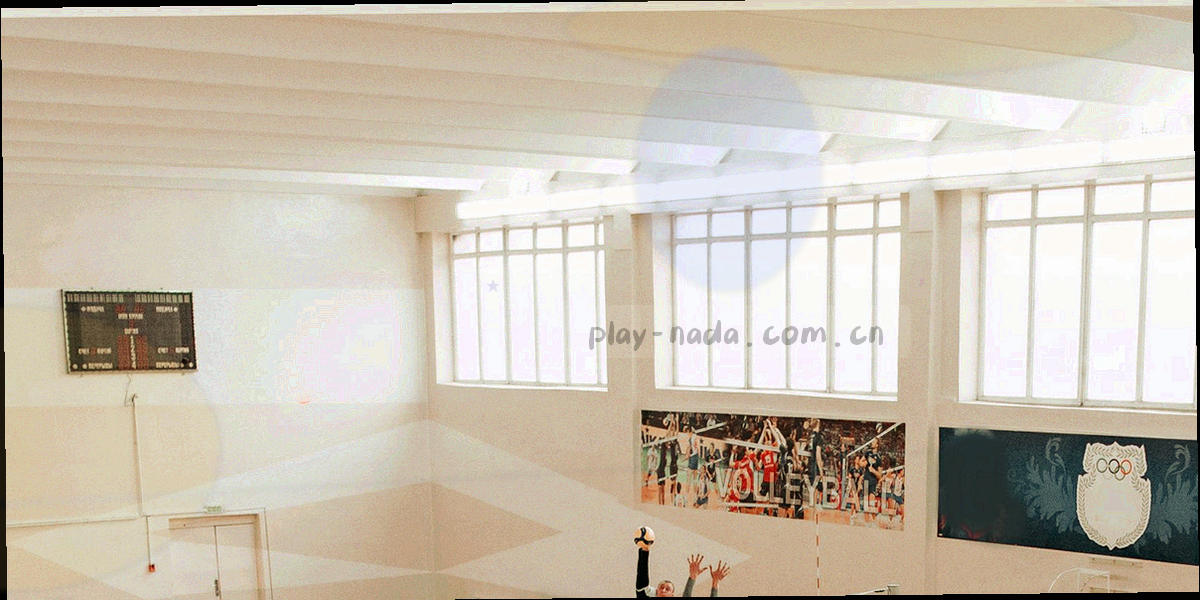 夜间码头信号灯的近景，琥珀色灯罩沿金属支架依次排列在深色背景前